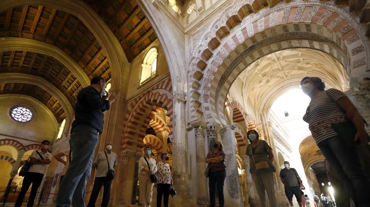 Turistas en el interior de la Mezquita-Catedral de Córdoba