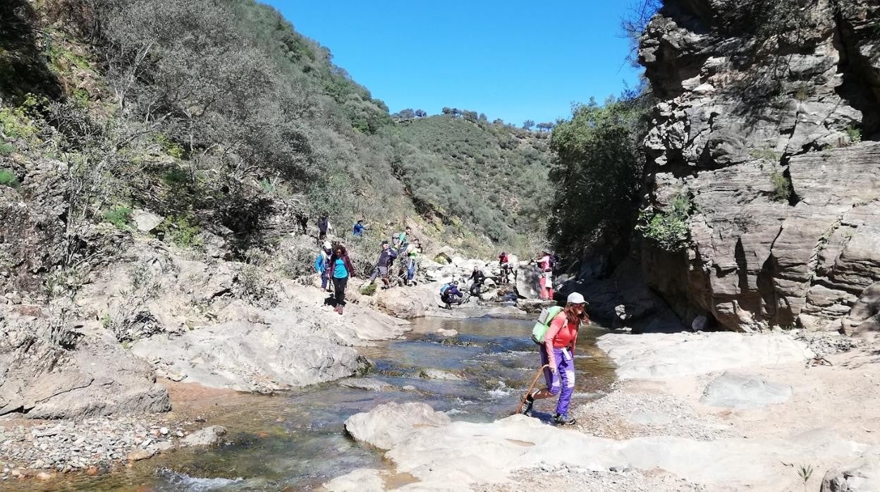 Montañeros en la desembocadura del río Guadiatillo