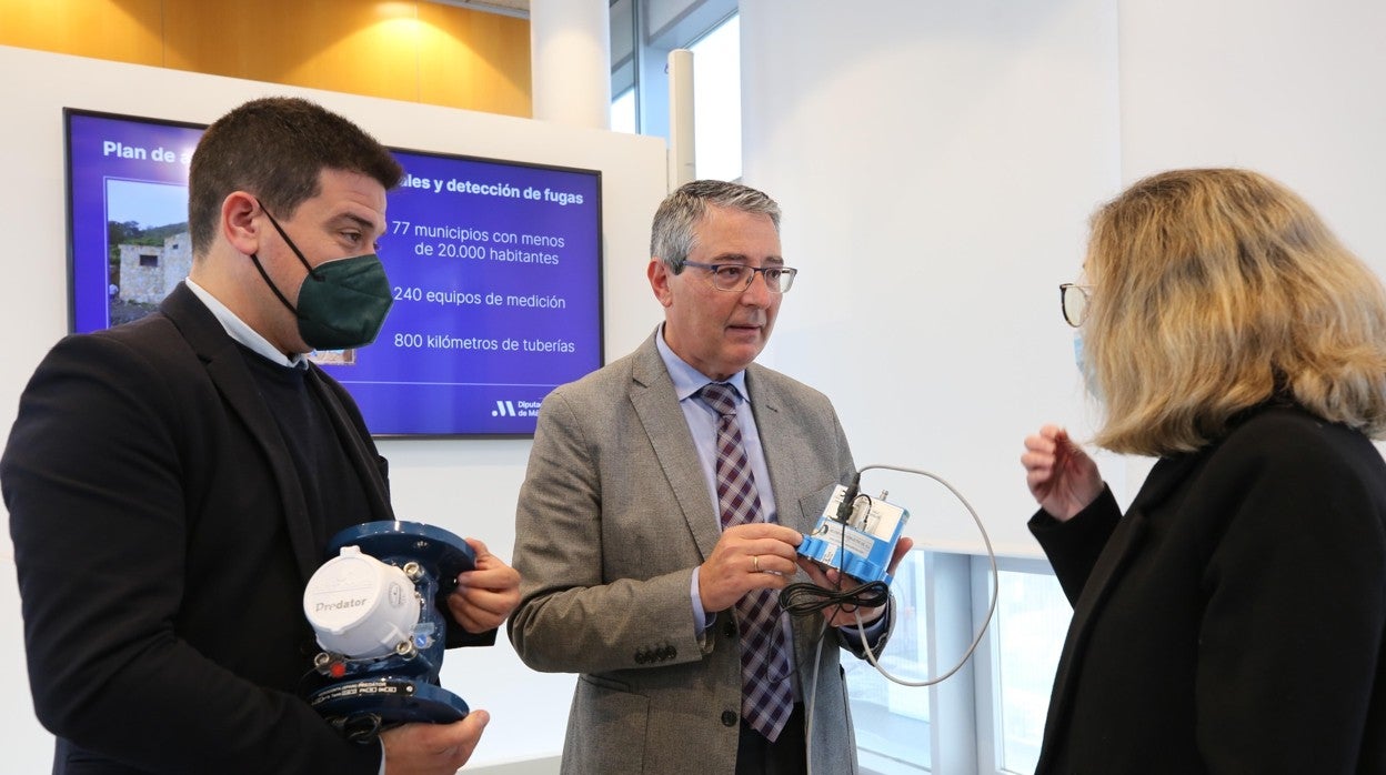 El presidente de la Diputación, Francisco Salado (centro), con uno de los dispositivos que se están utilizando para estudio