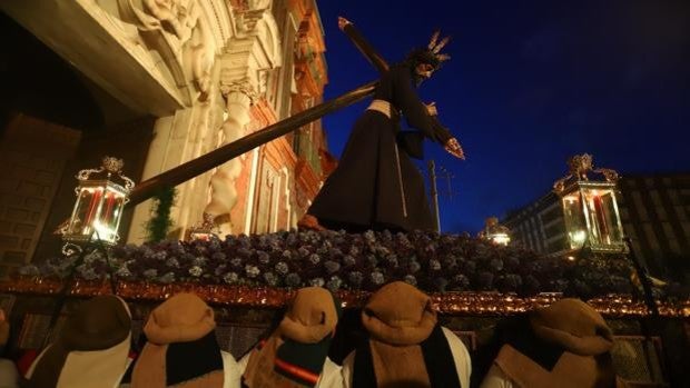 Jesús en su Soberano Poder renueva su estampa del vía crucis por las calles de Córdoba