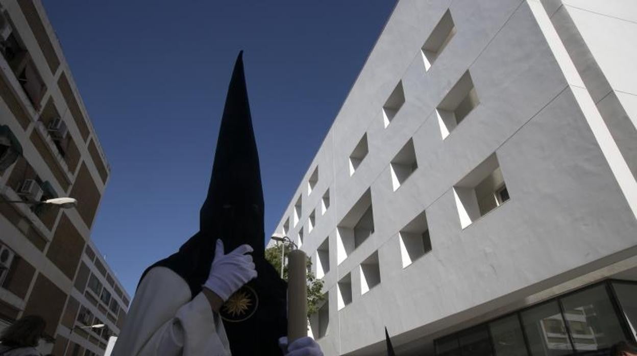 Un nazareno de la Hermandad de la Estrella el Domingo de Ramos de 2019