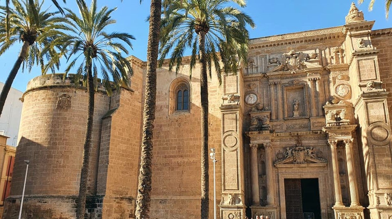 A las puertas de la Catedral de Almería ya se han dispuesto las vallas para acotar al público