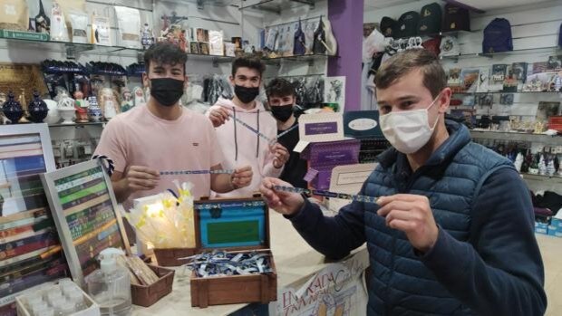 Pulseras de Bondad en los comercios cofrades de Córdoba para ayudar a Ucrania
