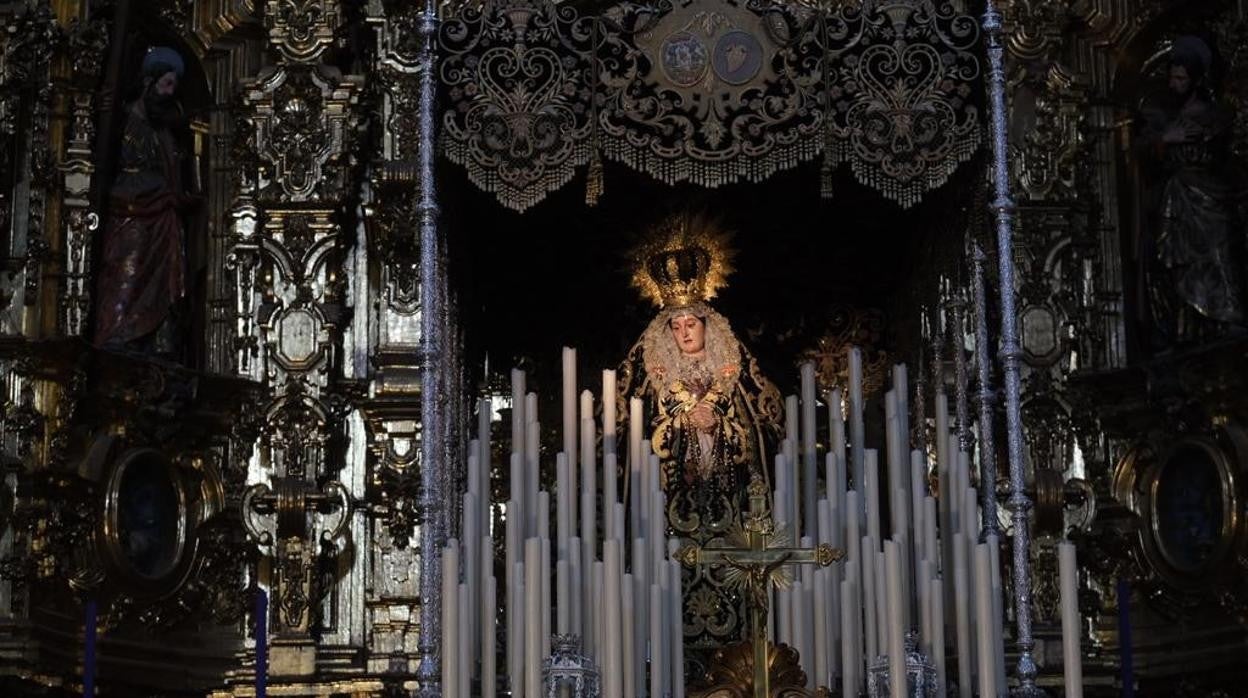 Virgen de los Dolores en San Lorenzo ya en su palio