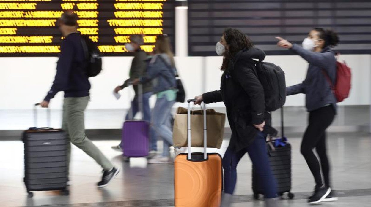 Turistas inician sus viajes de vacaciones de Semana Santa