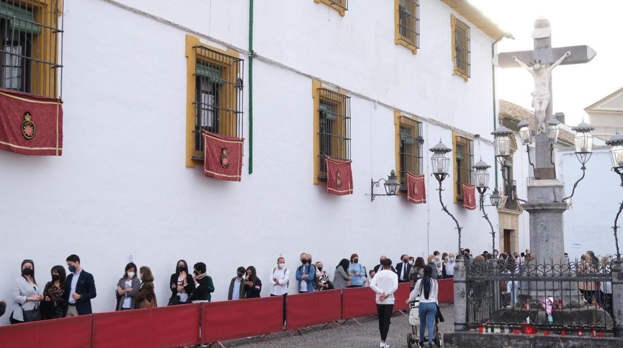 Fila para venerar a la Virgen de los Dolores, el Viernes de Dolores de 2021