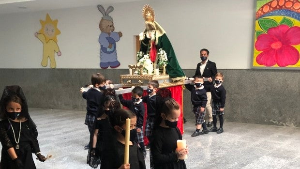 La Virgen de la Macarena que procesionan los niños de cinco años de Fuengirola