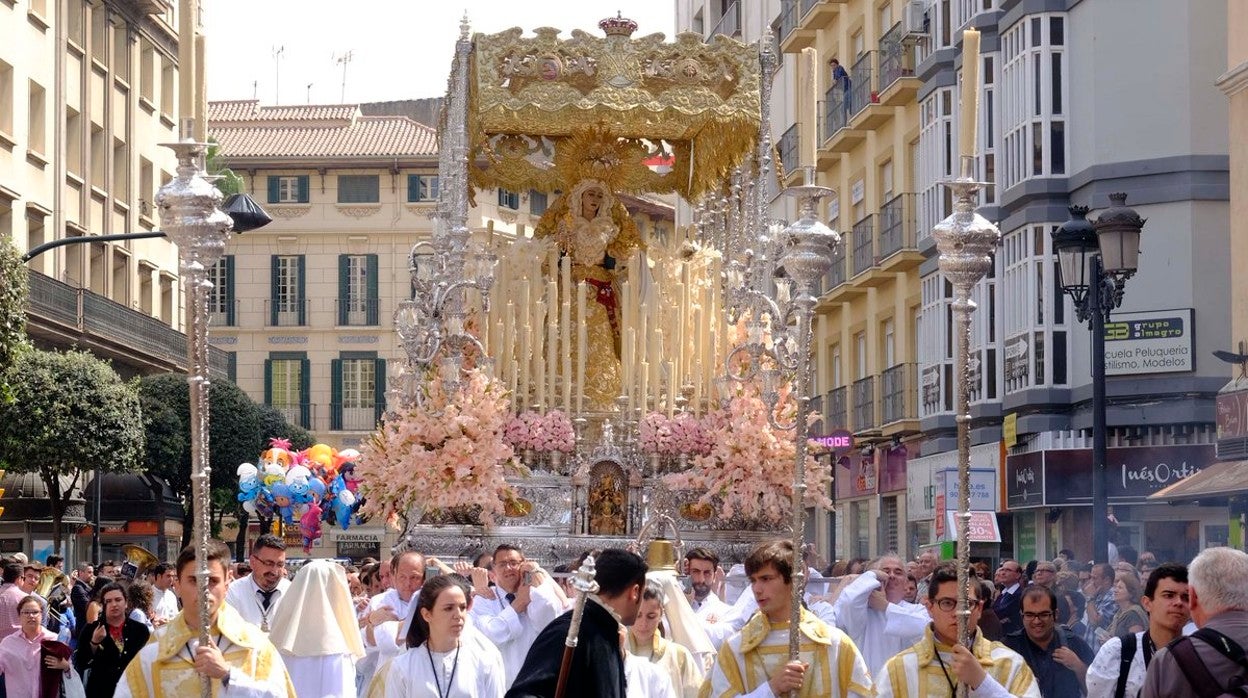 María Santísima Reina de los Cielos acompaña al Santísimo Cristo Resucitado