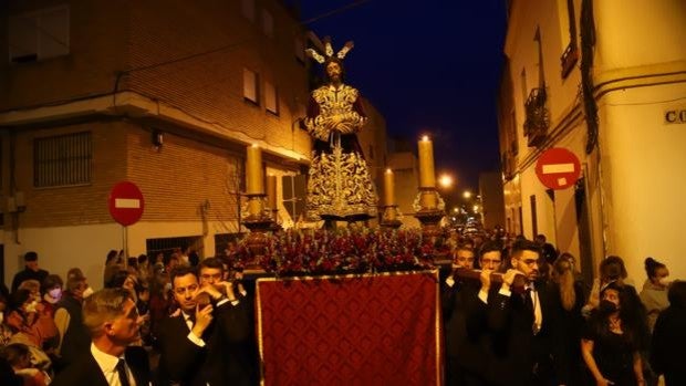 Viernes de Dolores | Los rezos del vía crucis hacen introspectiva la espera de la Semana Santa de Córdoba