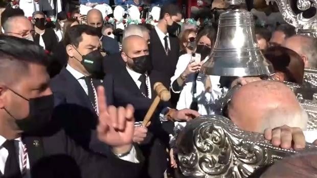 Juanma Moreno y Jesús Aguirre, capataz y cargador en la Semana Santa de Málaga