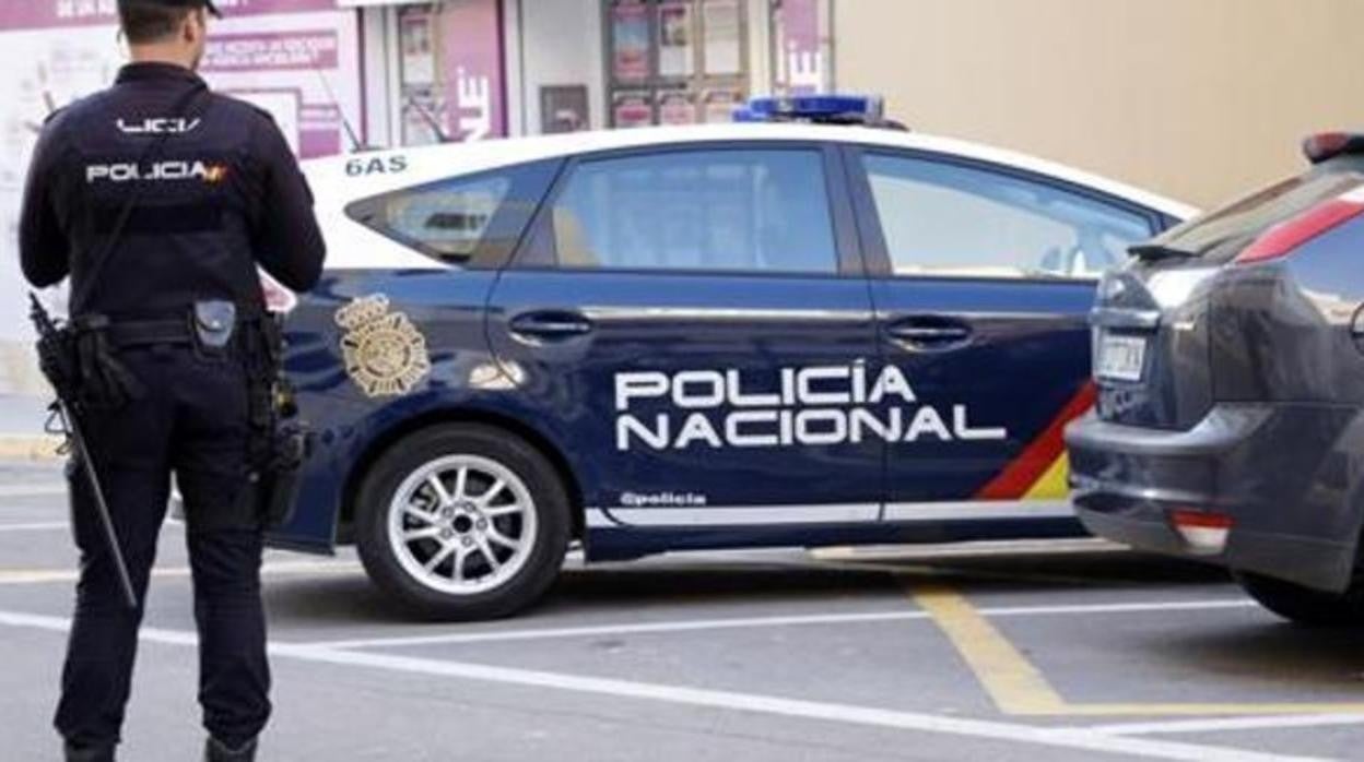 Un agente de la Policía Nacional