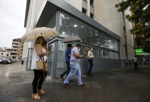 Ciudadanos en el exterior del centro sanitario de la avenida de América