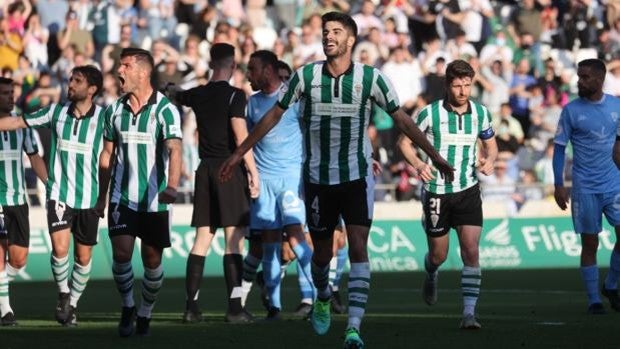 El Cacereño empata (1-1) y alarga el ascenso matemático del Córdoba CF