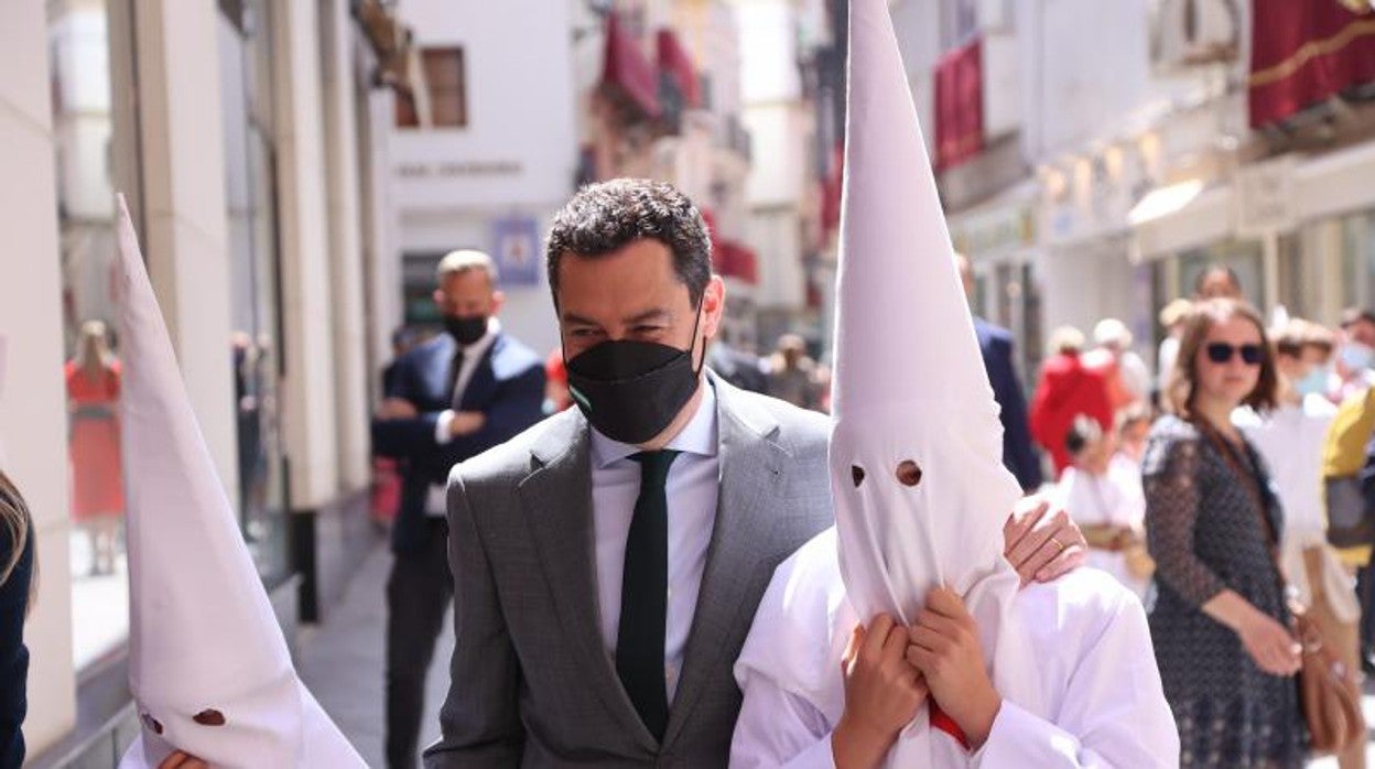 El presidente de la Junta, este Domingo de Ramos con sus hijos vestido de nazareno