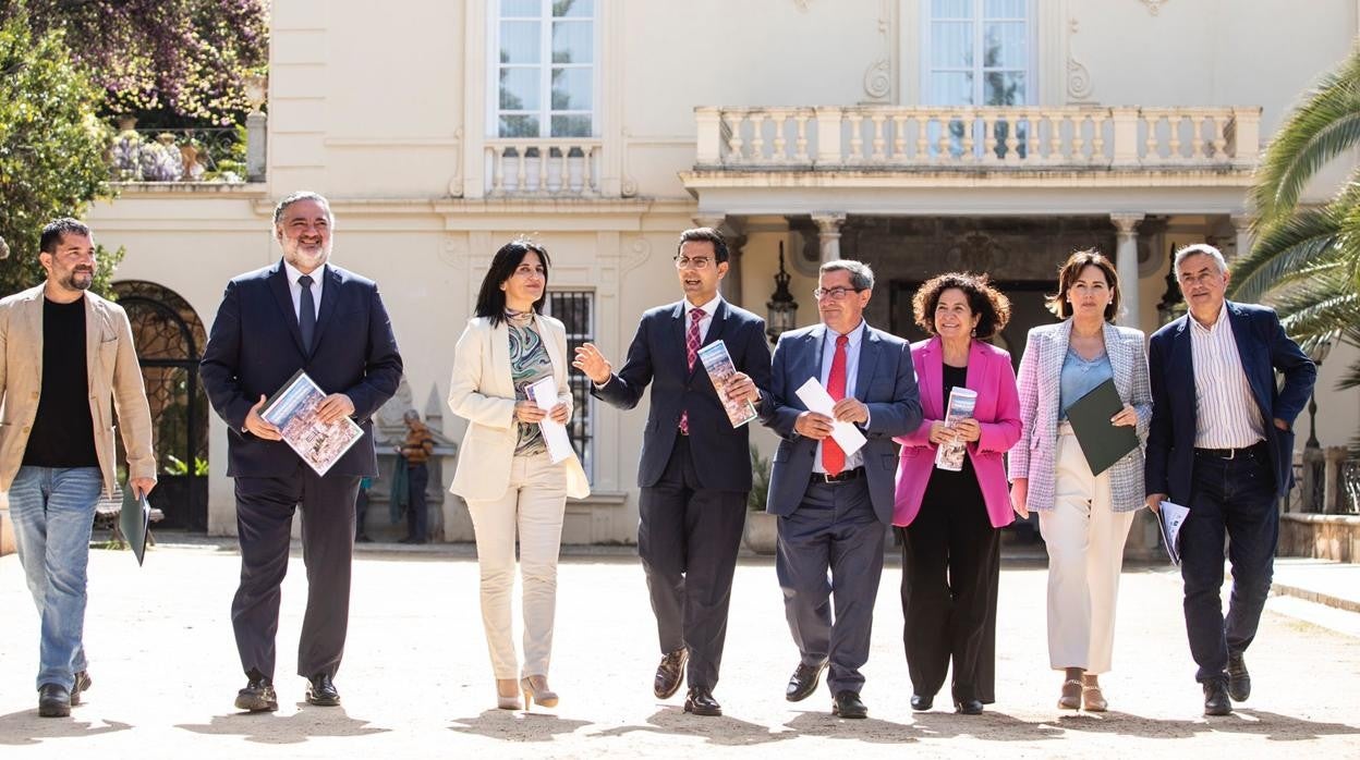 Foto institucional a la salida de la reunión mantenida este lunes en el Carmen de los Mártires, Granada