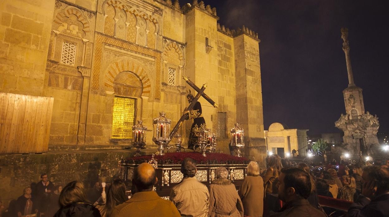 El Señor de los Reyes de la Vera-Cruz, por la carrera oficial de la Semana Santa de Córdoba