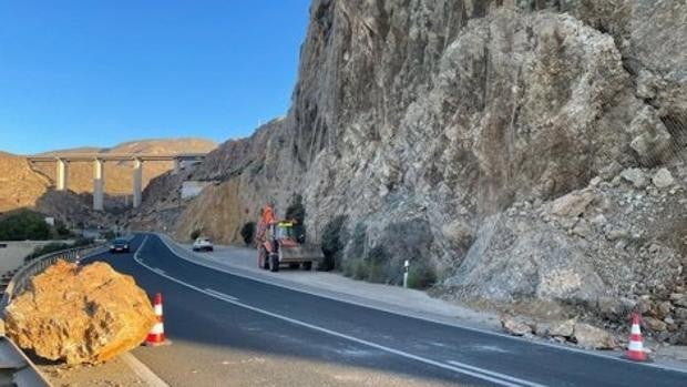 Tramitan obras de emergencia por un desprendimiento que mantendrá cortado El Cañarete, en Almería