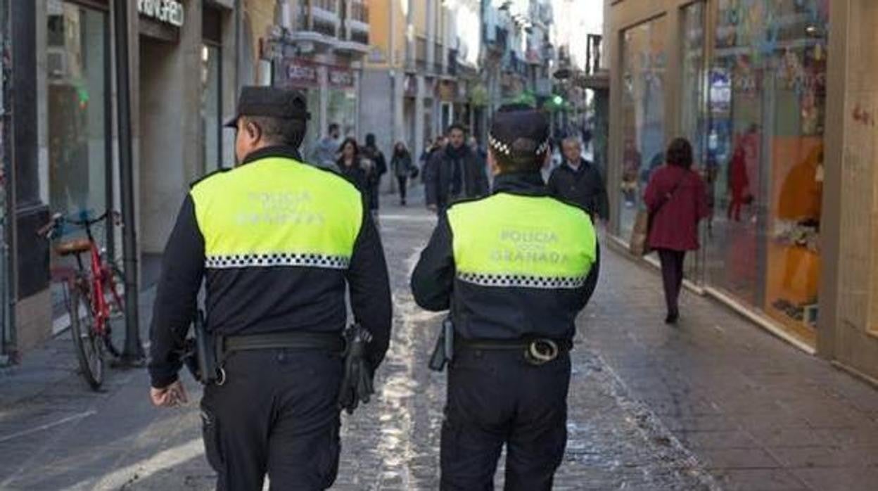 Agentes de la Policía Local de Granada, en una imagen de archivo