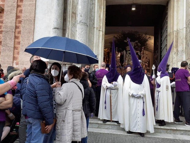 Lunes Santo: comienza a llover en Cádiz y las procesiones se resguardan en sus templos