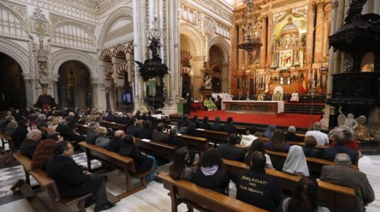 El obispo, durante una misa en la Catedral