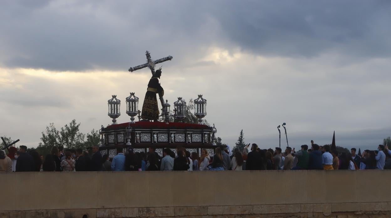 El Señor de los Reyes de la Vera-Cruz avanza por el Puente Romano