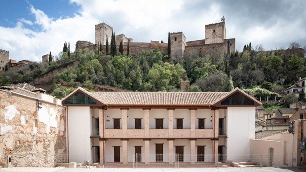 Adiós a la uralita que estropeaba las postales de la Alhambra: el Maristán de Granada, rehabilitado 33 años después