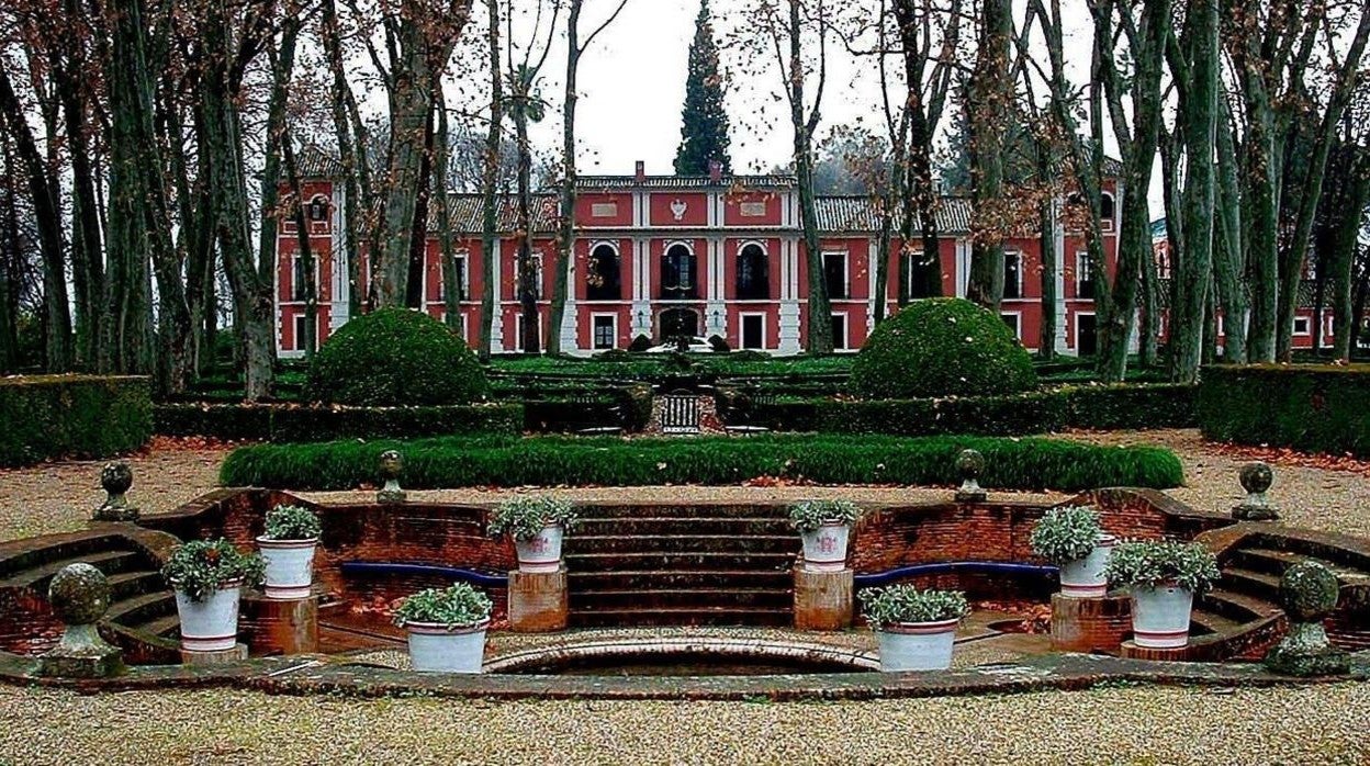 Fachada principal del Palacio de Moratalla desde los jardines, de corte versallesco, y una de sus fuentes