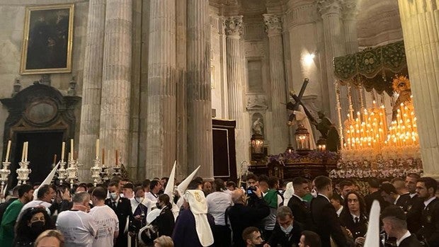 Durísima carta del Cabildo Catedral de Cádiz por las actitudes de muchos fieles este Lunes Santo