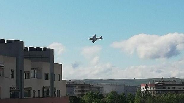 Alarma en Córdoba por el vuelo bajo de un avión militar sobre la capital