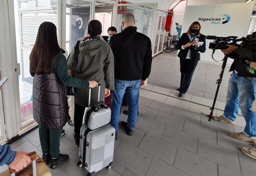 Otra de las imágenes de pasajeros embarcando desd el puerto de Algeciras