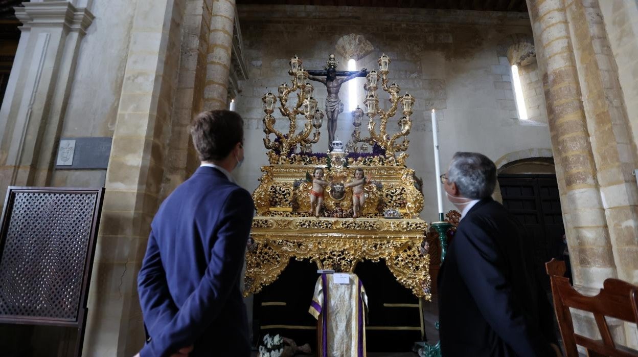 El Cristo de la Misericodia, sobre su paso en la basílica de San Pedro