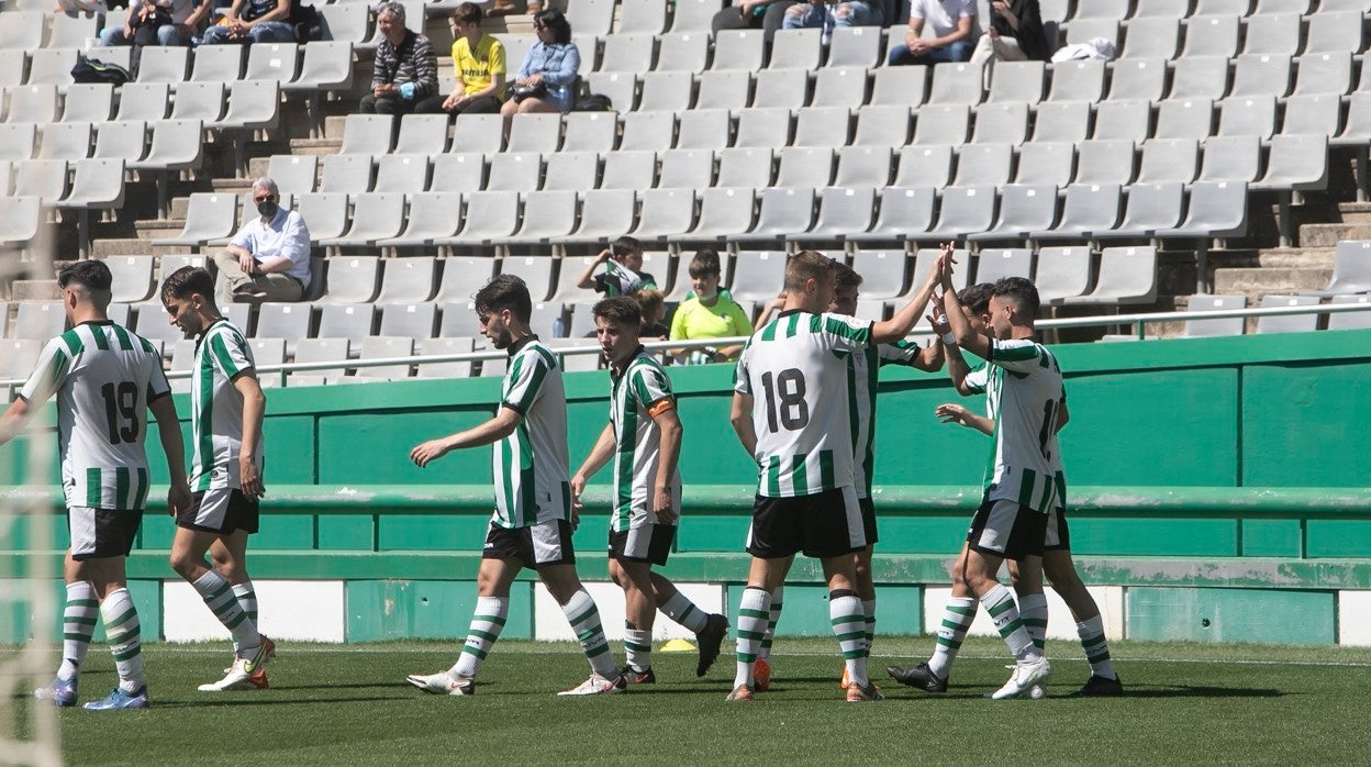 Los jugadores del Córdoba B celebran un gol en El Arcángel