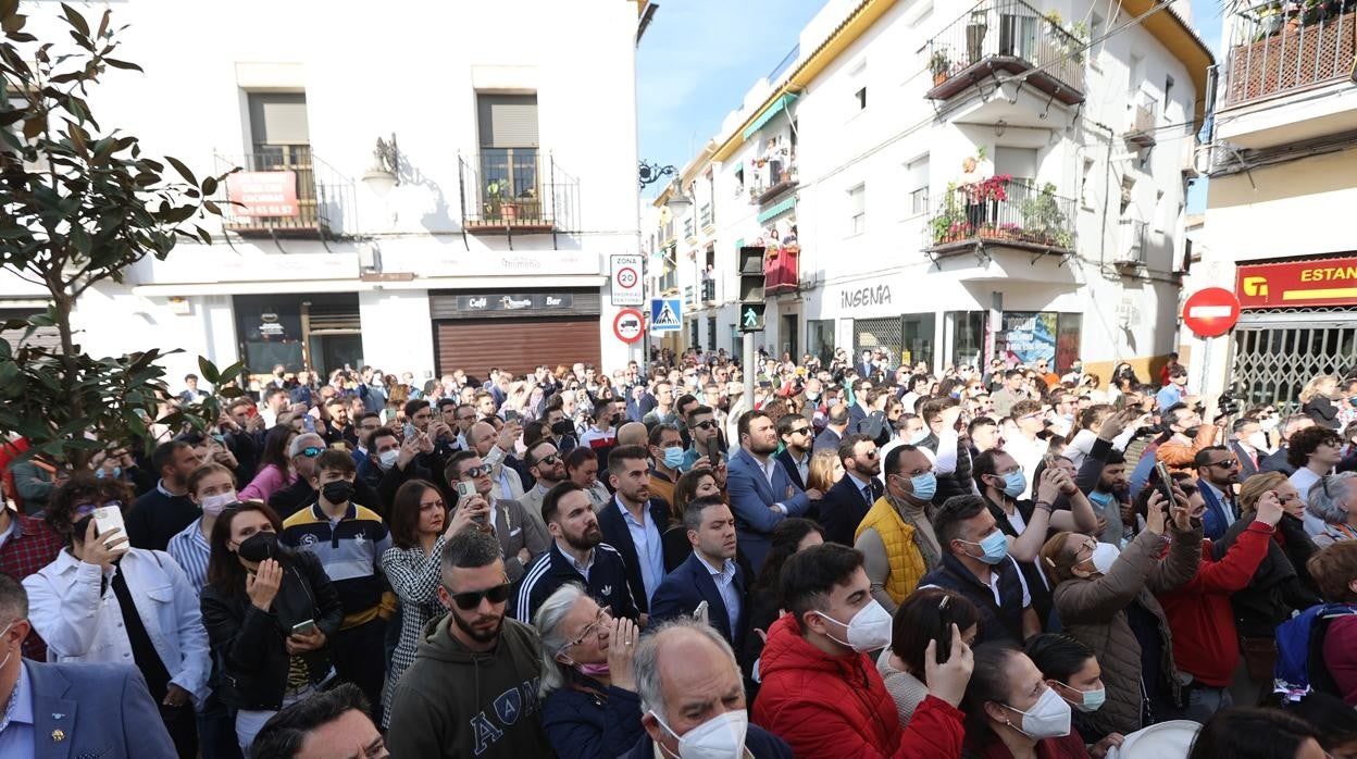 Público frente a la plaza de San Lorenzo