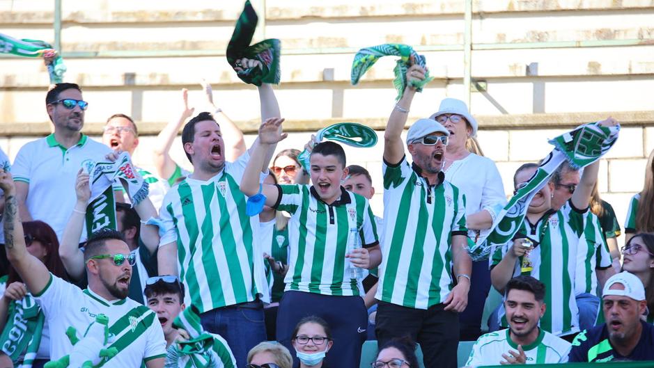 Vídeo | La afición del Córdoba CF celebra ya el ascenso