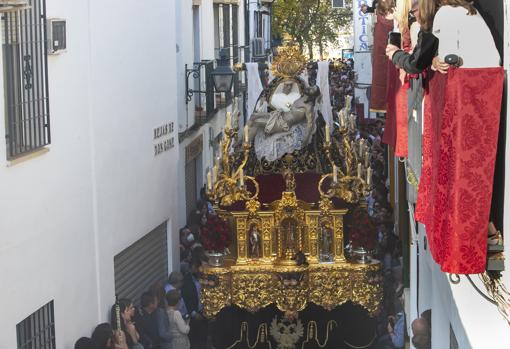 La Virgen de las Angustias, con flores rojas, avanza por Rejas de Don Gome