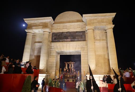 El Cristo de la Oración y Caridad, de la hermandad de la Convesión, bajo la Puerta del Puente