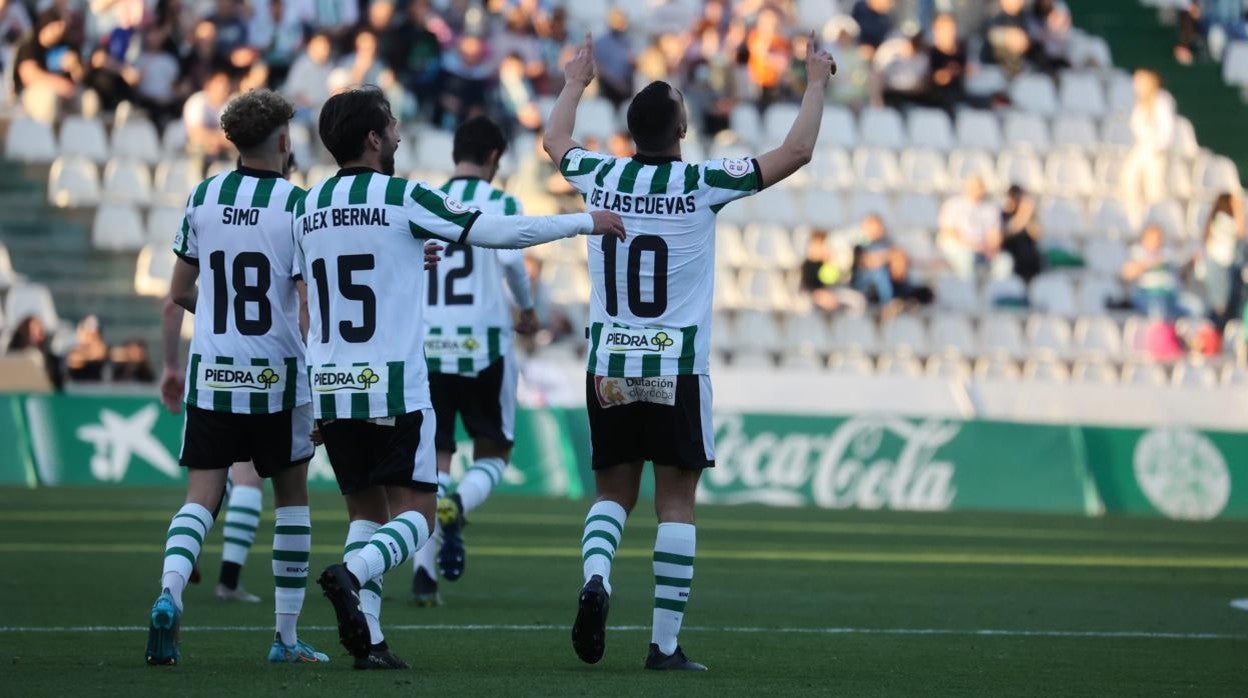 Los jugadores del Córdoba CF celebran el ascenso