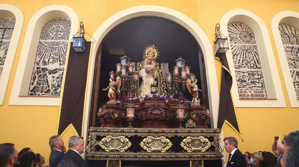 La Virgen de la Soledad, en el momento de su primera salida de la iglesia de Guadalupe