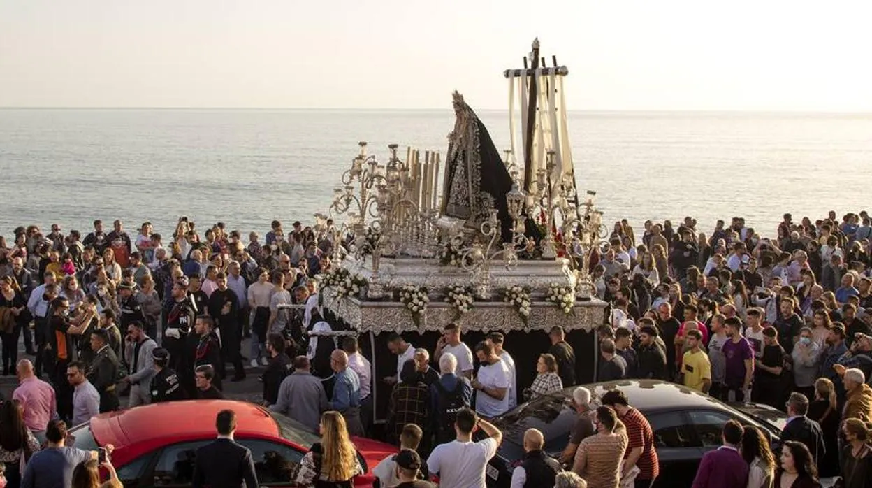 Paso de la Virgen de Soledad del Santo Entierro el Sábado Santo en Cádiz