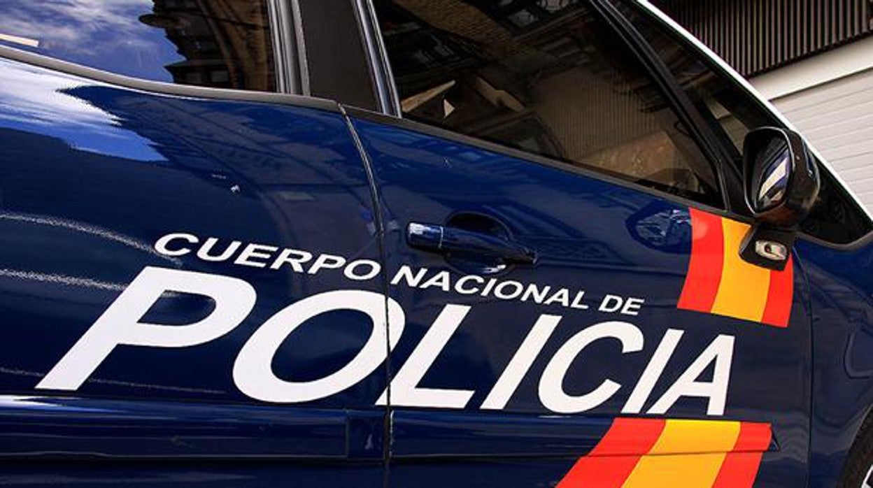 La Policia Nacional acudió al piso alertados por el fuerte olor