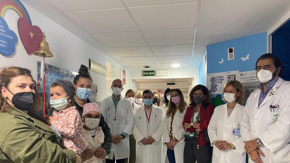 ¿Quiénes son los niños que tocan la campana en el Hospital Reina Sofía de Córdoba?