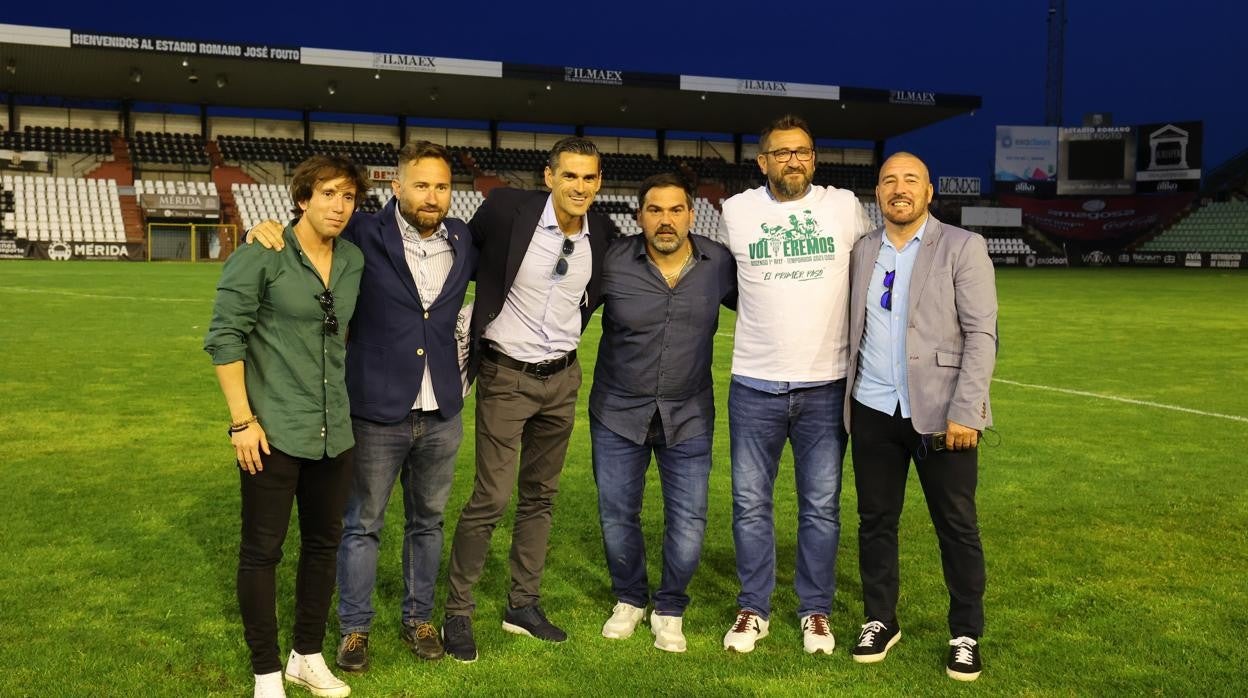 Parte de la dirección deportiva del club presente en el césped del estadio Romano de Mérida