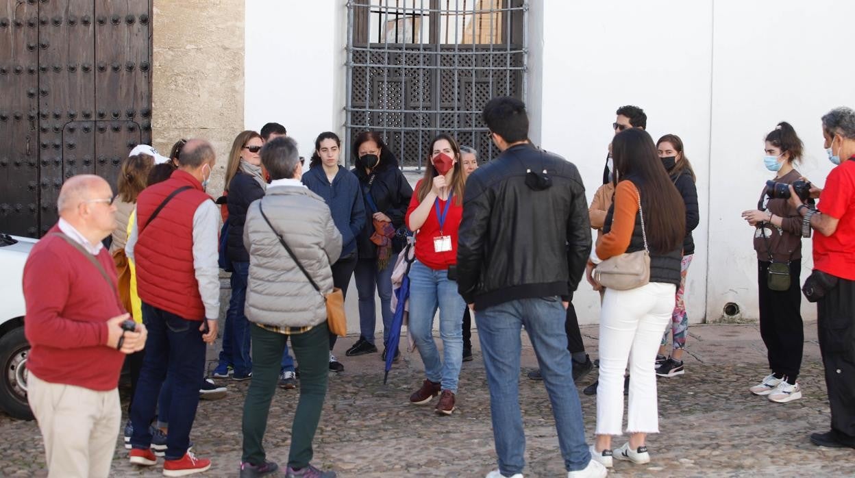 Una guía con un grupo de turistas en el Casco durante la Semana Santa que acaba de terminar