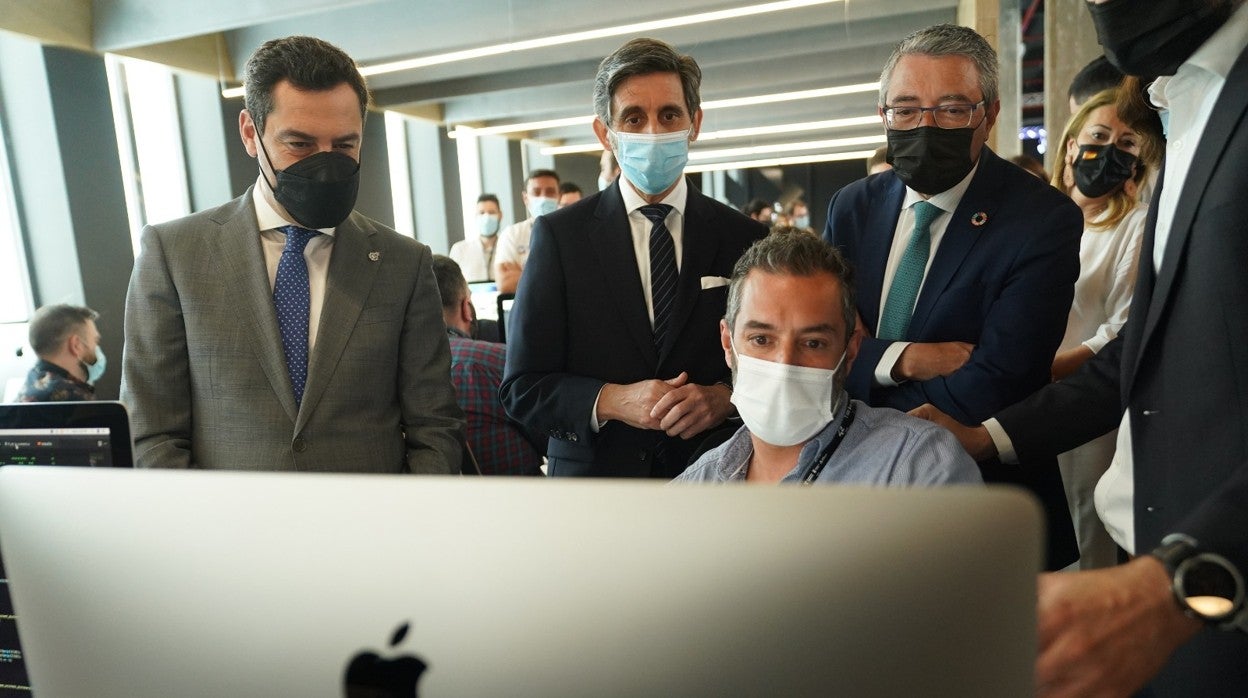 El presidente andaluz, Juanma Moreno, el presidente de Telefónica, José María Álvarez-Pallete y el presidente de la Diputación de Málaga, Francisco Salado, junto a uno de los alumnos del nuevo campus 42 Málaga