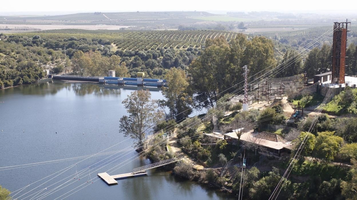 Tirolina en el patano del Bembézar en Hornachuelos