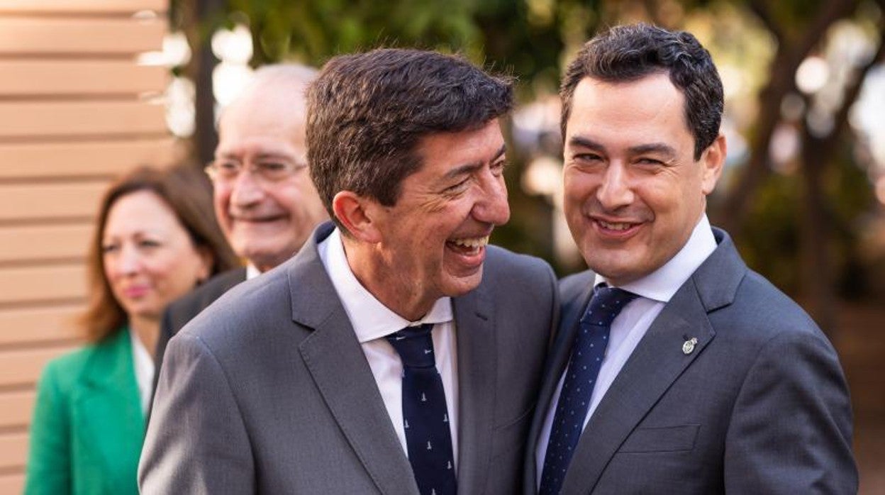 El vicepresidente Juan Marín bromea con Juanma Moreno antes de posar juntos para la foto del Consejo de Gobierno que se está celebrando en Málaga este martes