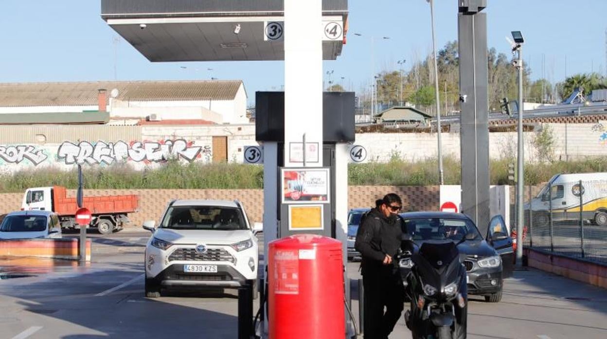 Repostaje en una gasolinera de Córdoba