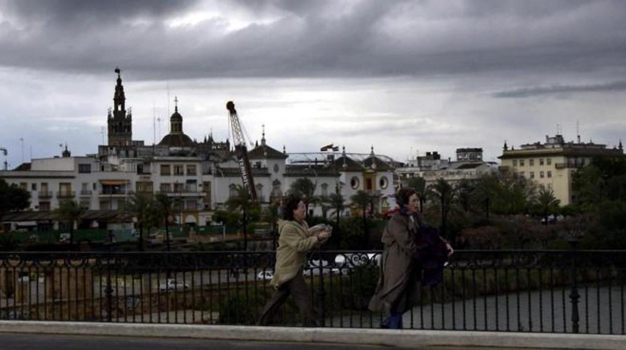 Primavera en Sevilla con cielos cubiertos