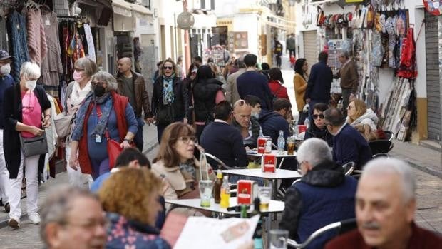 Casi la mitad de los nuevos contagios en Semana Santa en Córdoba fueron mayores de 60 años