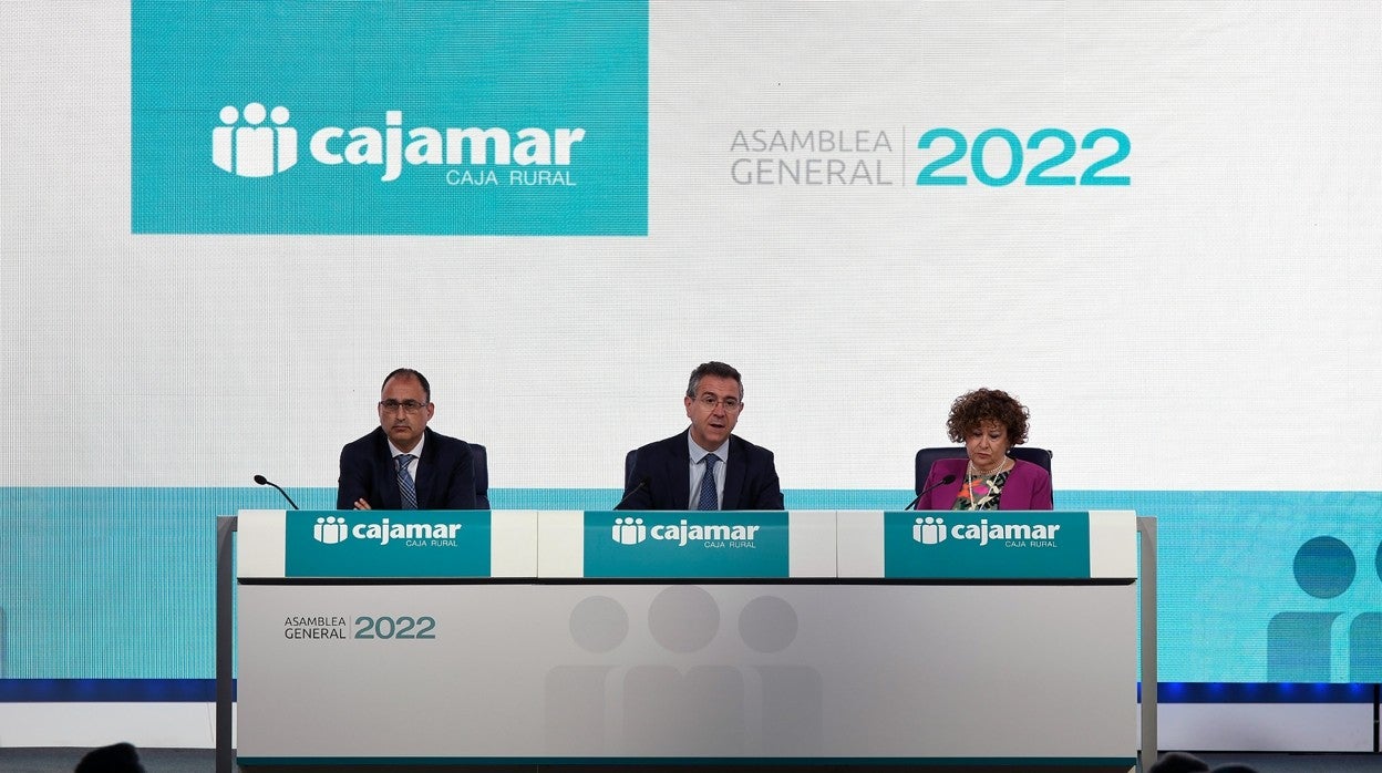 Eduardo Baamonde, presidente de Cajamar (en el centro), durante la asamblea